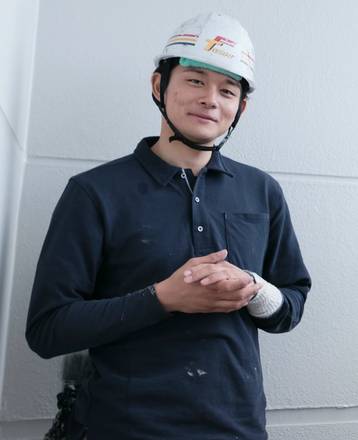 ヘルメットを被った社員