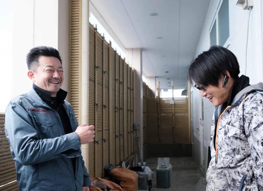 作業着を着た社員同士が話している様子