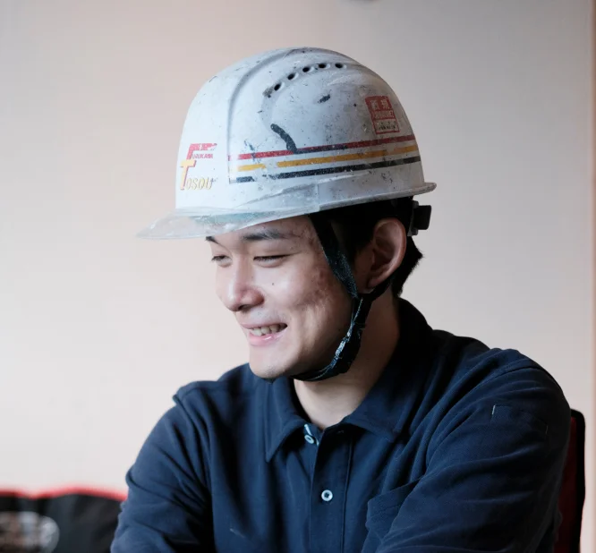 ヘルメットを被った職人